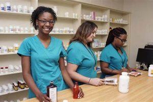 Find the Best Pharmacy Tech Schools & Programs | Best Schools in America: Top Public & Private Options